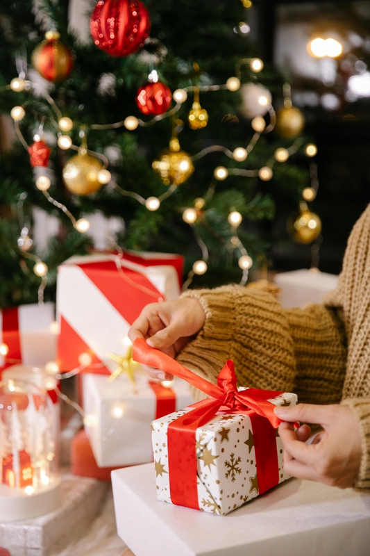 Quà, kẹo, trái châu, nến, giáng sinh, trang trí, gift, decor, noel, christmas- Laura James 3