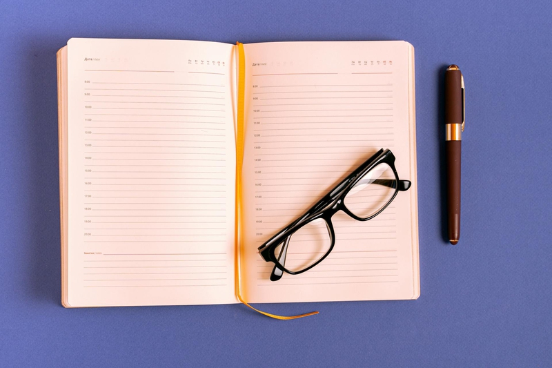 Vở, mắt kính, bút, điện thoại, đồ dùng học tập, trường, school supplies, school- Antoni Shkraba Studio