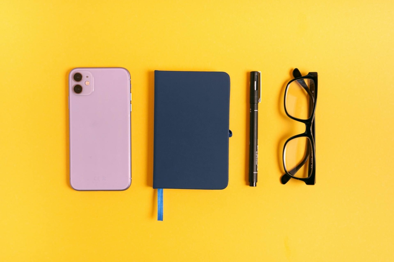 Vở, mắt kính, bút, điện thoại, đồ dùng học tập, trường, school supplies, school- Antoni Shkraba Studio 1
