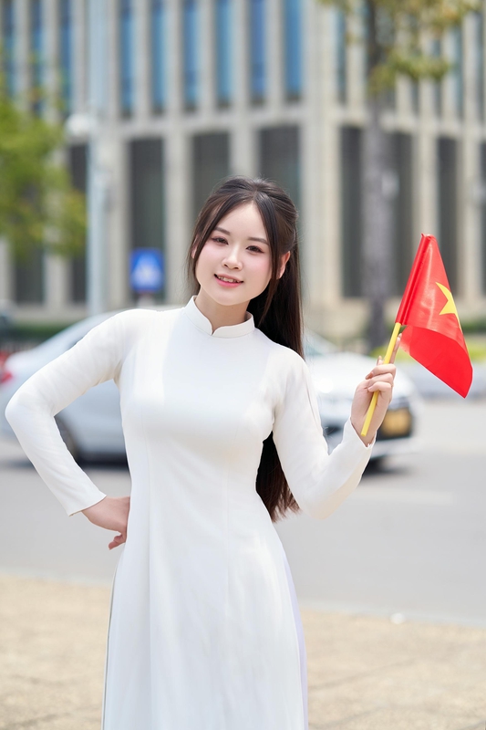 Áo dài, Thiếu nữ, young woman, cô gái, girl, vietnamese dress, nón lá, conical hat, lá cờ, flag, lăng Bác, bảo tàng - Toàn Văn 17
