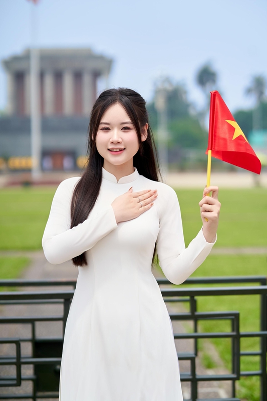 Áo dài, Thiếu nữ, young woman, cô gái, girl, vietnamese dress, nón lá, conical hat, lá cờ, flag, lăng Bác, bảo tàng - Toàn Văn 18