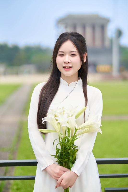 Áo dài, Thiếu nữ, young woman, cô gái, girl, vietnamese dress, nón lá, conical hat, lá cờ, flag, lăng Bác, bảo tàng - Toàn Văn 20