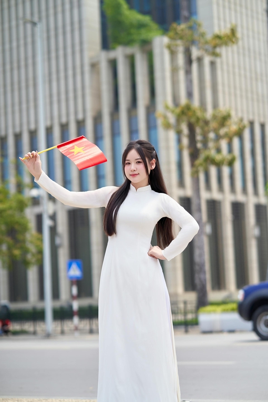 Áo dài, Thiếu nữ, young woman, cô gái, girl, vietnamese dress, nón lá, conical hat, lá cờ, flag, lăng Bác, bảo tàng - Toàn Văn 24