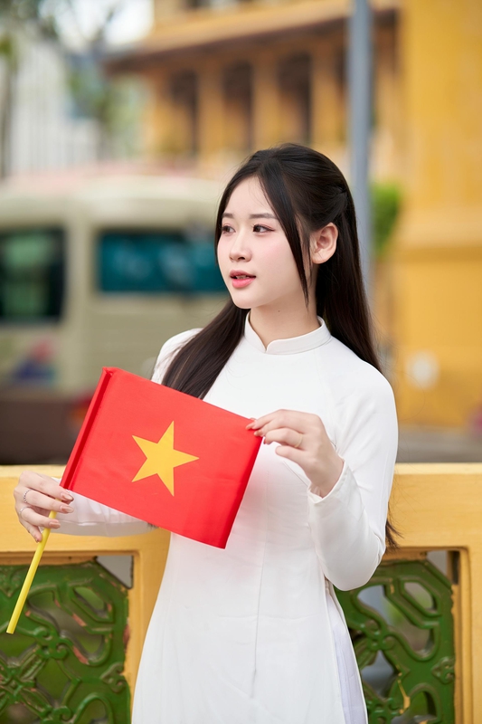 Áo dài, Thiếu nữ, young woman, cô gái, girl, vietnamese dress, nón lá, conical hat, lá cờ, flag, lăng Bác, bảo tàng - Toàn Văn 9