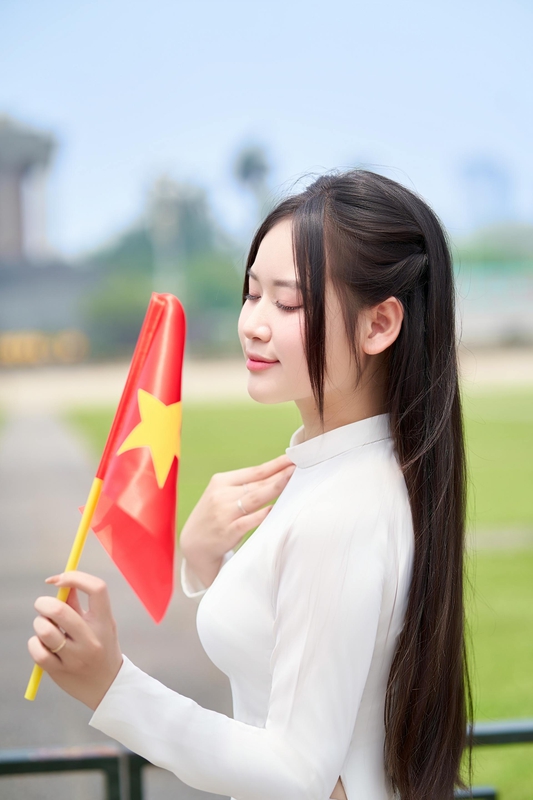 Áo dài, Thiếu nữ, young woman, cô gái, girl, vietnamese dress, nón lá, conical hat, lá cờ, flag, lăng Bác, bảo tàng - Toàn Văn 10