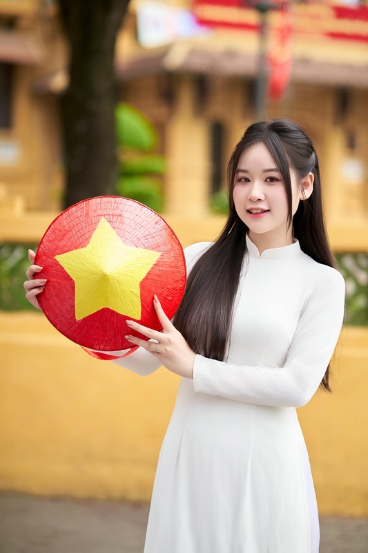 Áo dài, Thiếu nữ, young woman, cô gái, girl, vietnamese dress, nón lá, conical hat, lá cờ, flag, lăng Bác, bảo tàng - Toàn Văn 15