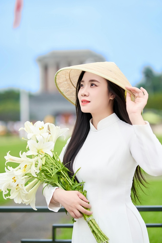 Áo dài, Thiếu nữ, young woman, cô gái, girl, vietnamese dress, nón lá, conical hat, lá cờ, flag, lăng Bác, bảo tàng - Toàn Văn