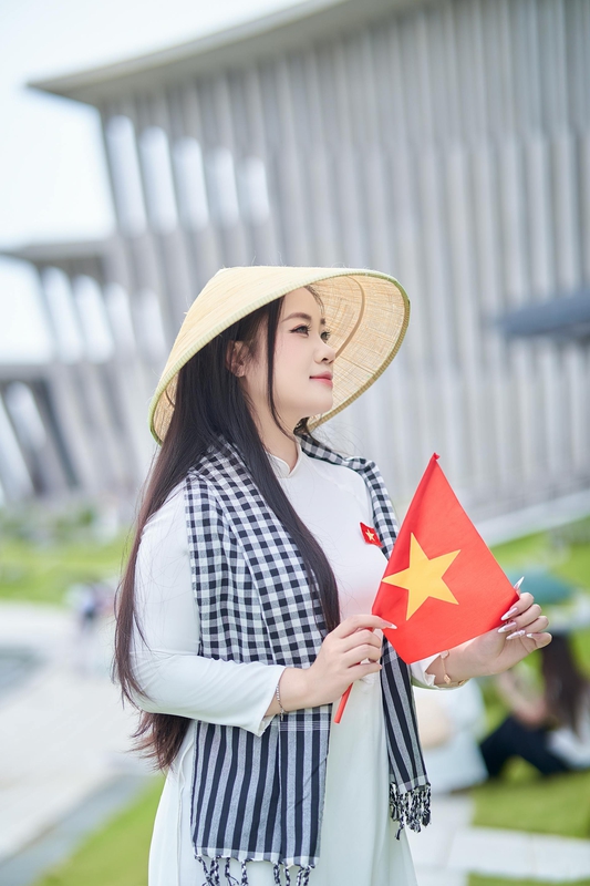 Áo dài, Thiếu nữ, young woman, cô gái, girl, vietnamese dress, nón lá, conical hat, lá cờ, flag, lăng Bác, bảo tàng - Toàn Văn 4