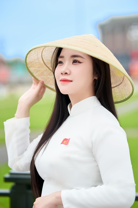 Áo dài, Thiếu nữ, young woman, cô gái, girl, vietnamese dress, nón lá, conical hat, lá cờ, flag, lăng Bác, bảo tàng - Toàn Văn 3