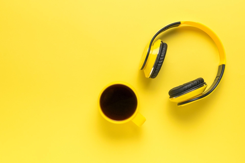 Tai nghe, tai phone, ly nước, màu vàng, Headphones, earphones, glasses of water, yellow