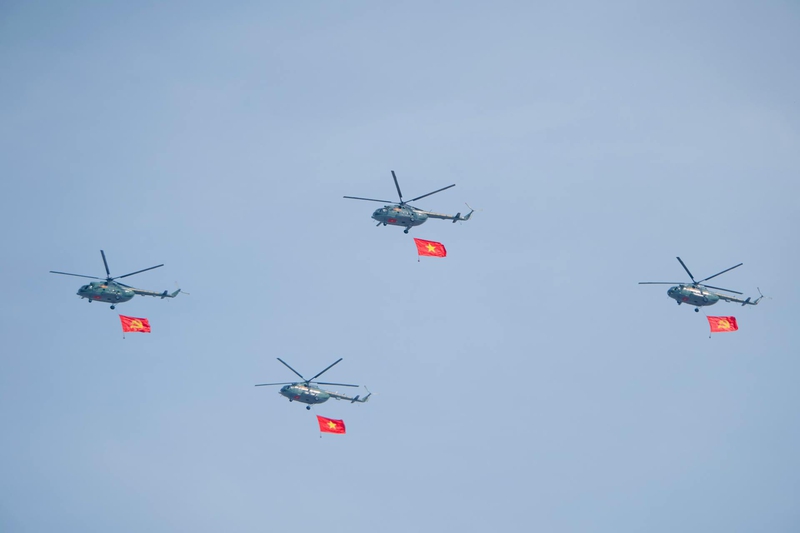 Trực thăng, máy bay, bầu trời, cờ, cờ Việt Nam, helicopter, airplane, sky, flag, Vietnamese flag - Tuan Vy