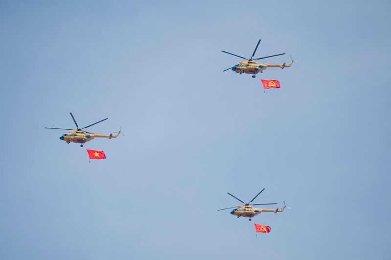 Trực thăng, máy bay, bầu trời, cờ, cờ Việt Nam, helicopter, airplane, sky, flag, Vietnamese flag - Tuan Vy