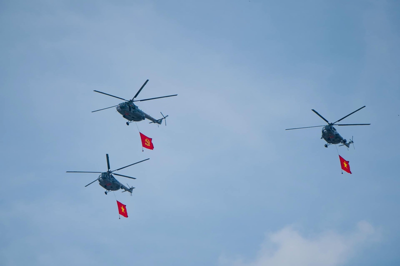 Trực thăng, máy bay, bầu trời, cờ, cờ Việt Nam, helicopter, airplane, sky, flag, Vietnamese flag - Tuan Vy
