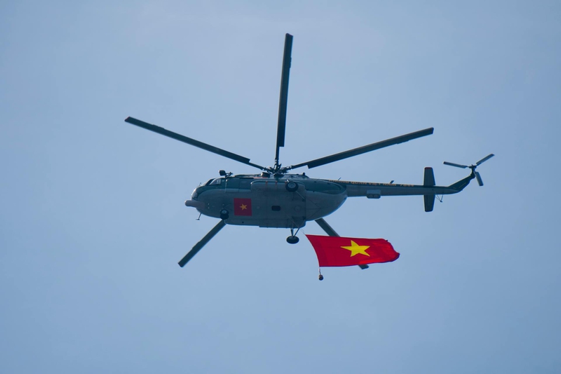 Trực thăng, máy bay, bầu trời, cờ, cờ Việt Nam, helicopter, airplane, sky, flag, Vietnamese flag - Tuan Vy