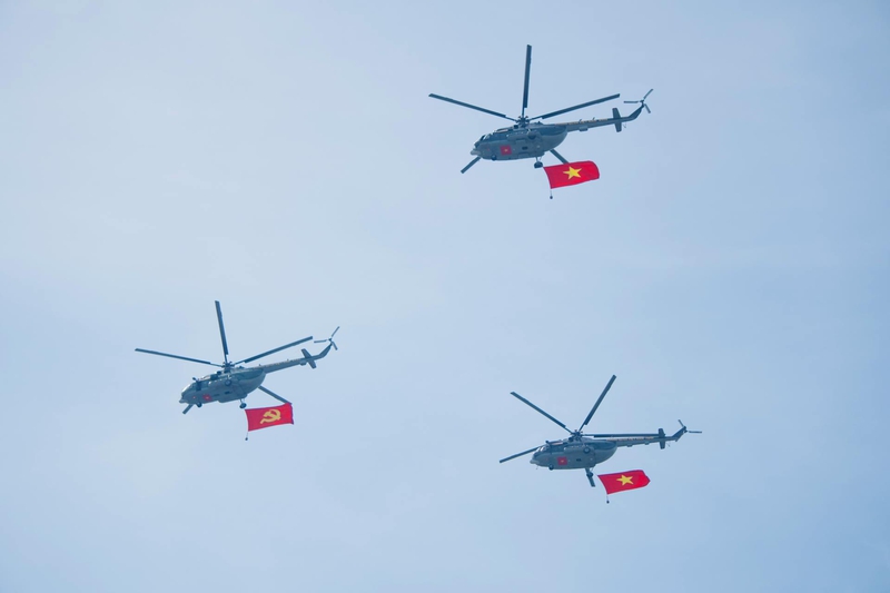 Trực thăng, máy bay, bầu trời, cờ, cờ Việt Nam, helicopter, airplane, sky, flag, Vietnamese flag - Tuan Vy