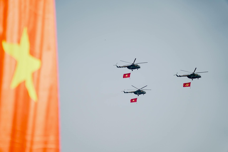 Trực thăng, máy bay, bầu trời, cờ, cờ Việt Nam, helicopter, airplane, sky, flag, Vietnamese flag - Tuan Vy