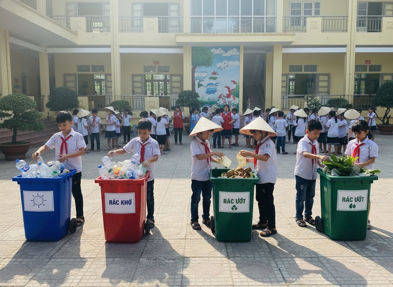 Nhiều học sinh đang phân loại rác. Rác khô rác ướt . Với đặc...