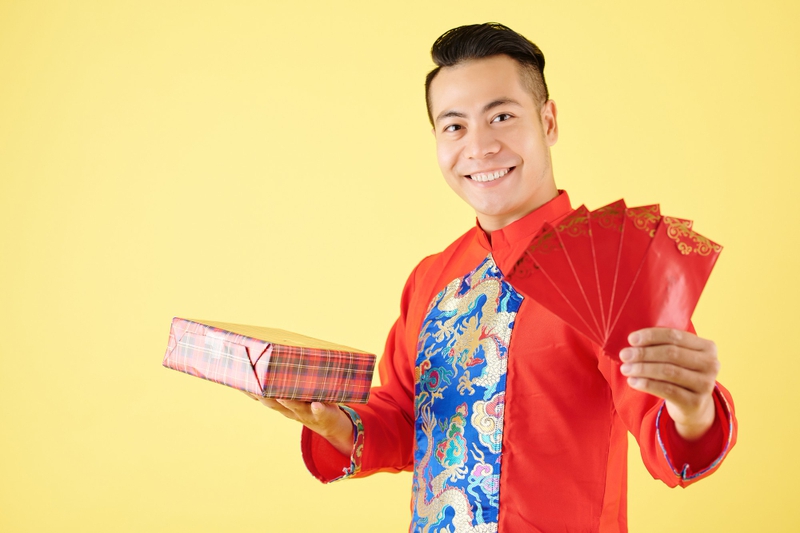 Chàng trai, đón tết, không khí tết, áo dài, truyền thống, men, celebrating Tet, Tet atmosphere, ao dai, tradition - dragonimages