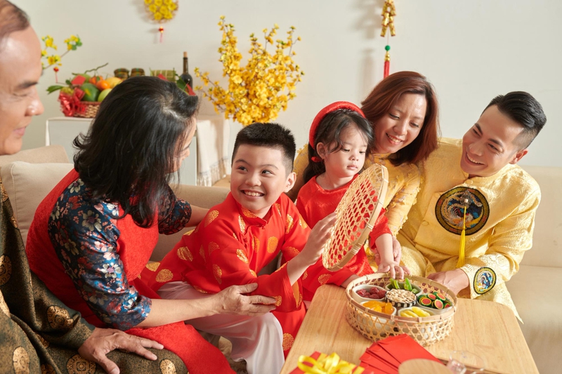 Gia đình, chúc tết, lì xì ngày tết, không khí tết, Family, Family, New Year greetings, New Year lucky money, the New Year atmosphere ew Year greetings, new Year lucky money, the New Year atmosphere - dragonimages 4