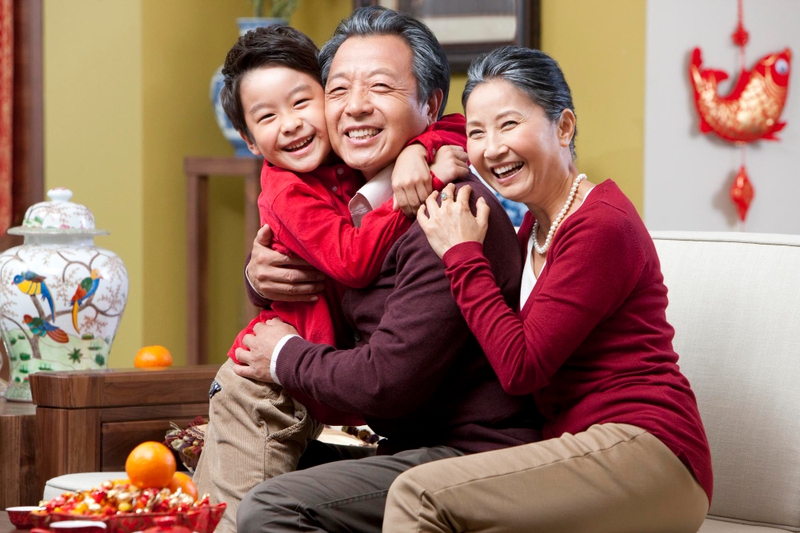 Gia đình, ông bà, lì xì, chúc mừng, ngày tết, không khí tết, Family, grandparents, lucky money, congratulations, Tet holiday, Tet atmosphere -  Ambreen