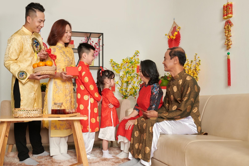Gia đình, chúc tết, lì xì ngày tết, không khí tết, Family, Family, New Year greetings, New Year lucky money, the New Year atmosphere ew Year greetings, new Year lucky money, the New Year atmosphere - dragonimages 3