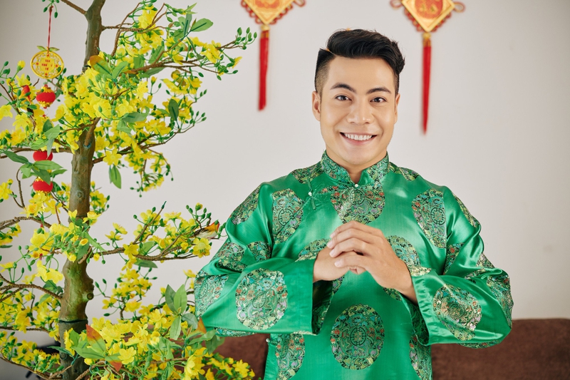 Chàng trai, đón tết, không khí tết, áo dài, truyền thống, men, celebrating Tet, Tet atmosphere, ao dai, tradition - dragonimages 5