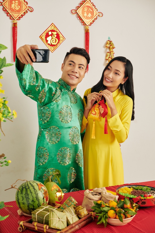 Cặp đội, đón tết, không khí tết, áo dài, truyền thống, Couple, celebrating Tet, Tet atmosphere, ao dai, tradition - dragonimages 9