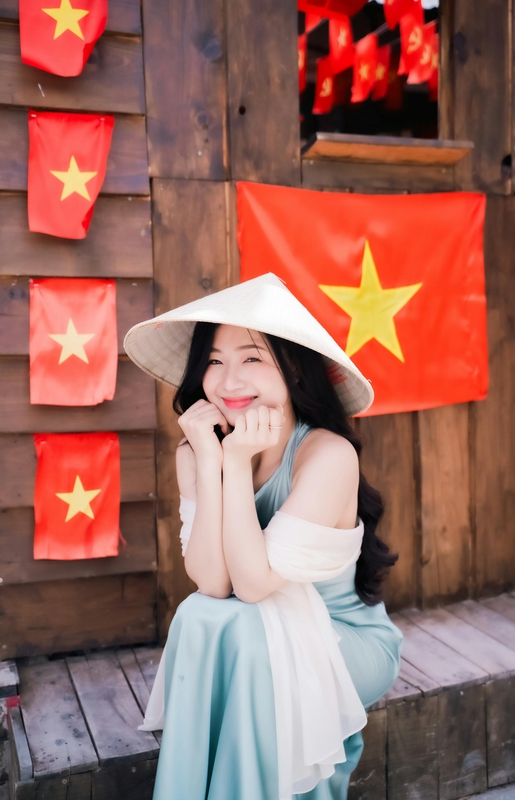 Con gái, girl, lá cờ Viêt Nam, nón lá, truyền thống, tết, xuân, spring, Việt Nam, Hà Nội, Phố cổ - Quí Nguyễn 21