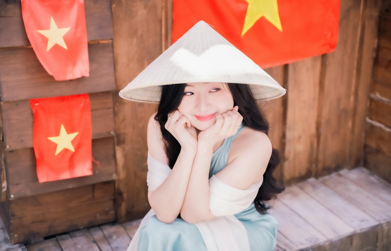 Con gái, girl, lá cờ Viêt Nam, nón lá, truyền thống, tết, xuân, spring, Việt Nam, Hà Nội, Phố cổ - Quí Nguyễn 11