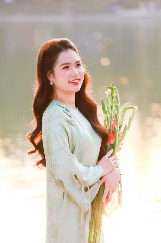 Áo dài, áo dài Việt Nam, áo dài màu xanh lá, con gái, girl, truyền thống, tết, xuân, spring, Việt Nam, Hà Nội, Hồ Gươm - Hồng Quang Official