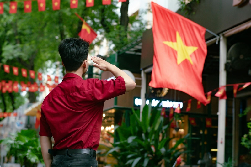 Lá cờ Việt Nam, lá cờ, cờ đỏ sao vàng, flag, con trai, boy, nam, Việt Nam - Khánh Hưng Trần Võ