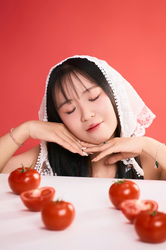 Con gái, girl, chân dung, studio, chụp ảnh studio, cà chua, tomato, Việt Nam - Khánh LP