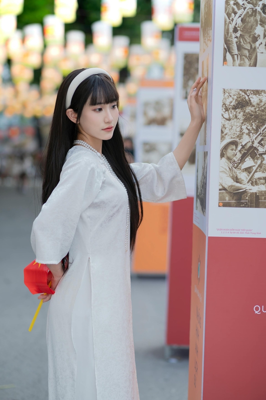 Ái dài, con gái, girl, lá cờ Viêt Nam, nón lá, truyền thống, tết, xuân, spring, Việt Nam, Hà Nội, Phố cổ - lVu image 15