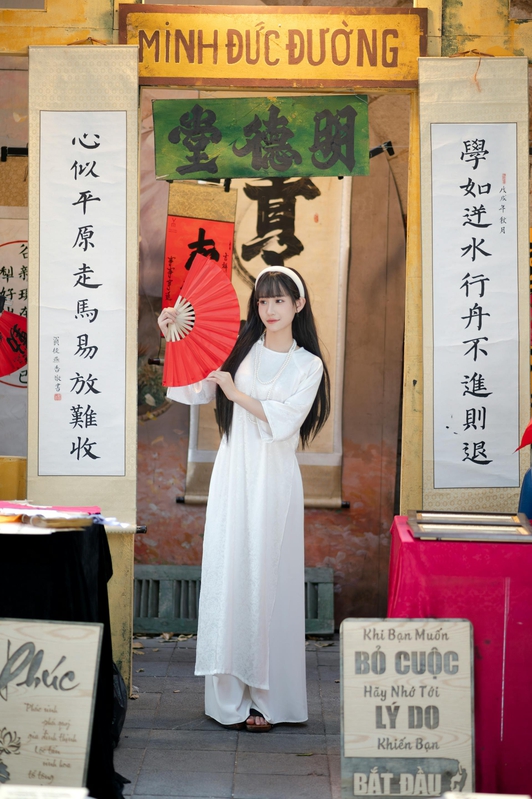 Ái dài, con gái, girl, lá cờ Viêt Nam, nón lá, truyền thống, tết, xuân, spring, Việt Nam, Hà Nội, Phố cổ - lVu image 10
