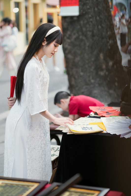 Ái dài, con gái, girl, lá cờ Viêt Nam, nón lá, truyền thống, tết, xuân, spring, Việt Nam, Hà Nội, Phố cổ - lVu image 8
