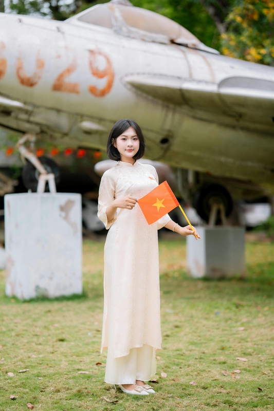 Áo dài, con gái, girl, Thành phố Hồ Chí Minh, cờ đỏ sao vàng, flag, Việt Nam - Trịnh Quân 17