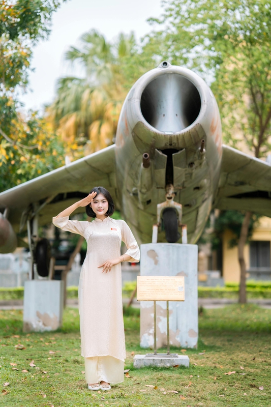 Áo dài, con gái, girl, Thành phố Hồ Chí Minh, cờ đỏ sao vàng, flag, Việt Nam - Trịnh Quân