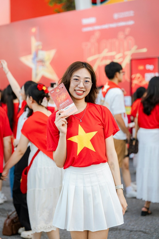 Lá cờ Việt Nam, lá cờ, cờ đỏ sao vàng, flag, con gái, girl, Việt Nam - VINVIVU