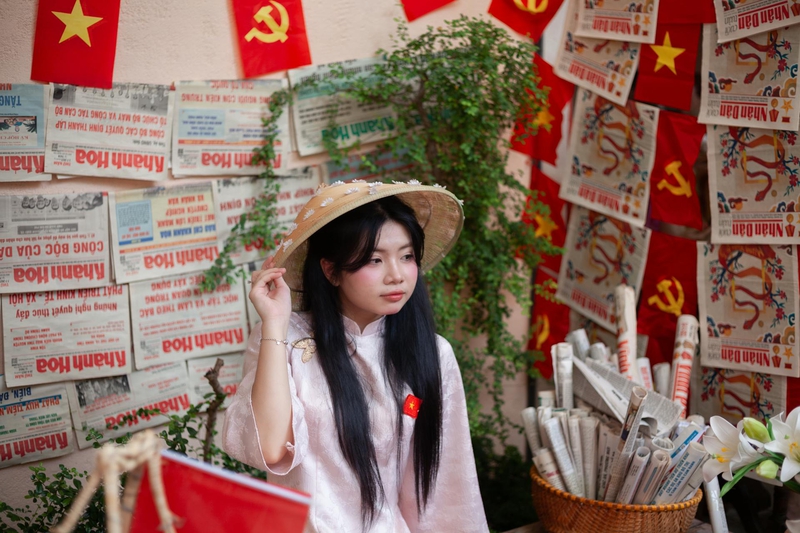 Ái dài, con gái, girl, lá cờ Viêt Nam, nón lá, truyền thống, tết, xuân, spring, Việt Nam, Hà Nội, Phố cổ - Hồng Thắng Lê 6