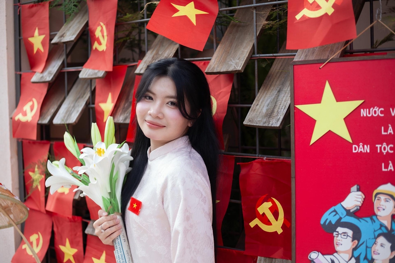 Ái dài, con gái, girl, lá cờ Viêt Nam, nón lá, truyền thống, tết, xuân, spring, Việt Nam, Hà Nội, Phố cổ - Hồng Thắng Lê 3