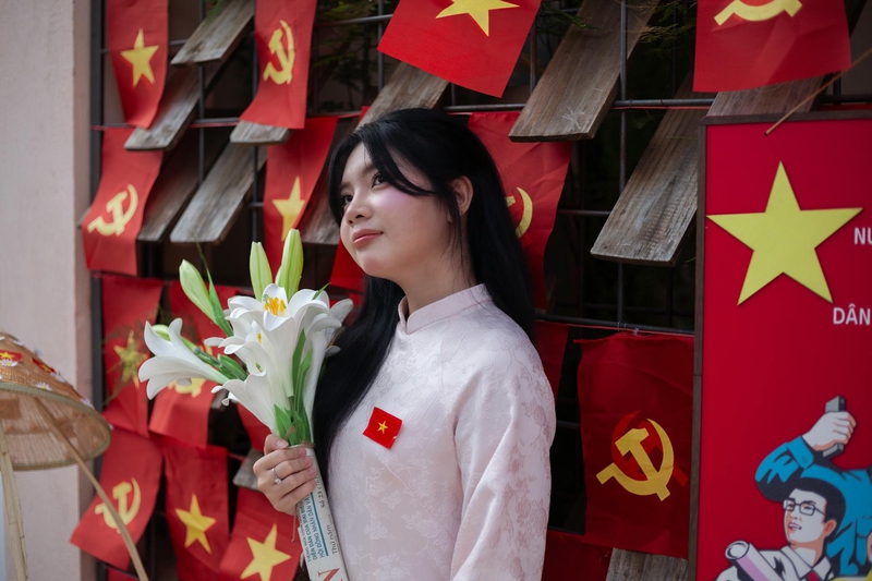 Ái dài, con gái, girl, lá cờ Viêt Nam, nón lá, truyền thống, tết, xuân, spring, Việt Nam, Hà Nội, Phố cổ - Hồng Thắng Lê 1