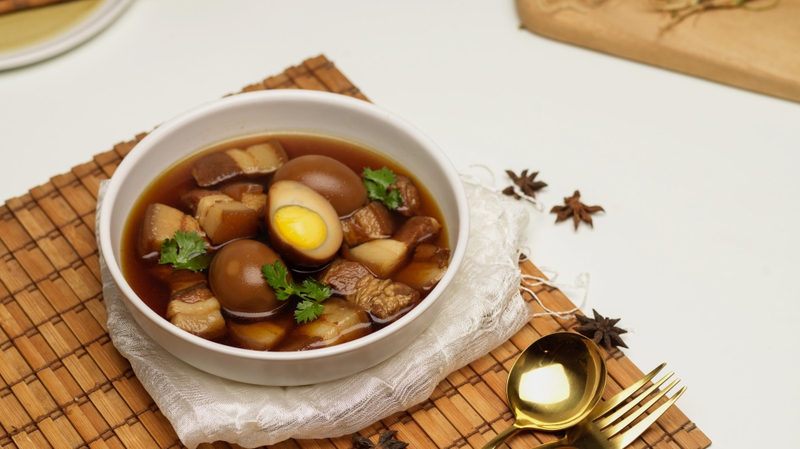 Thịt kho trứng, món ăn ngày tết, Tết Việt nam, hấp dẫn, Braised pork with eggs, a traditional Vietnamese New Year dish, is delicious - chaded 1