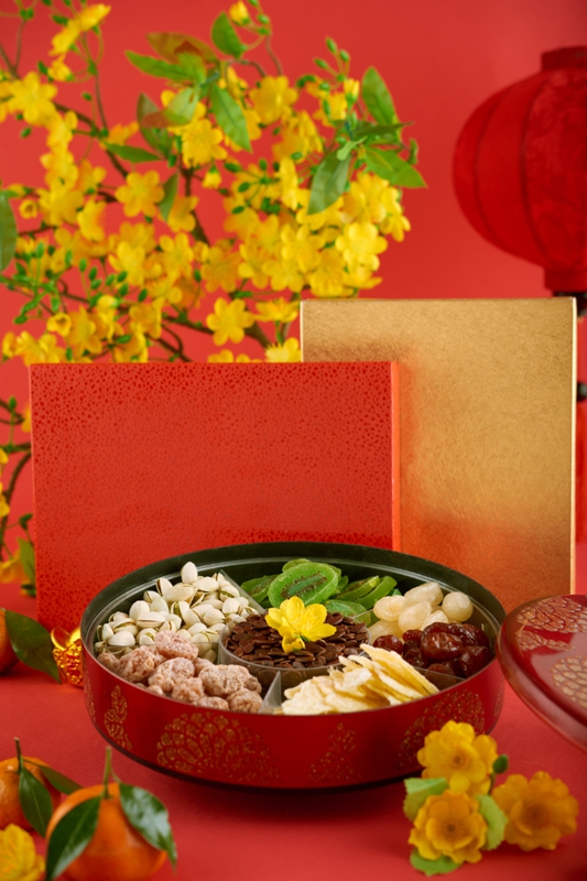 Mứt tết, trang trí tết, bánh kẹo, hoa mai, ngày tết, Tet jam, Tet decorations, confectionery, apricot blossoms, Tet holiday -  pressfoto