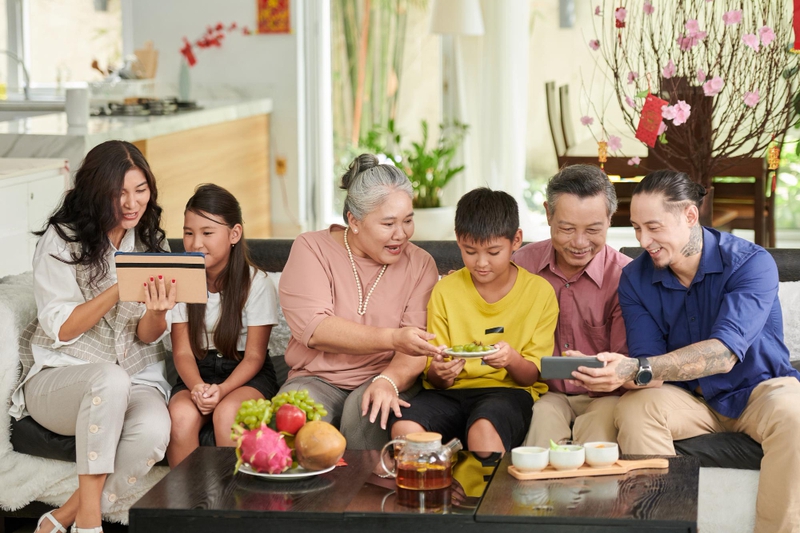 Gia đình, lì xì, chúc tết, ngày tết, không khí tết, Family, lucky money, congratulations, Tet holiday, Tet atmosphere - dragonimages 2