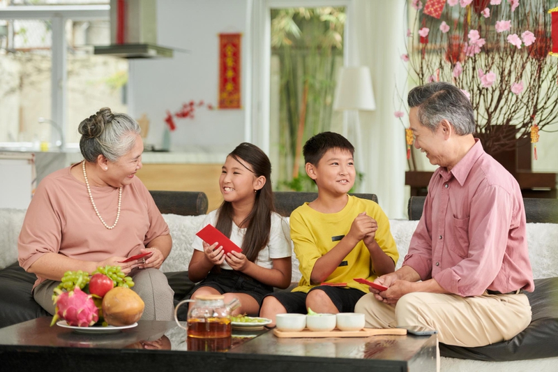Gia đình, ông bà, lì xì, chúc mừng, ngày tết, không khí tết, Family, grandparents, lucky money, congratulations, Tet holiday, Tet atmosphere - dragonimages