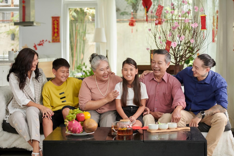 Gia đình, lì xì, chúc tết, ngày tết, không khí tết, Family, lucky money, congratulations, Tet holiday, Tet atmosphere - dragonimages