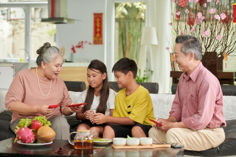 Gia đình, lì xì, chúc tết, ngày tết, không khí tết, Family, lucky money, congratulations, Tet holiday, Tet atmosphere - dragonimages 1