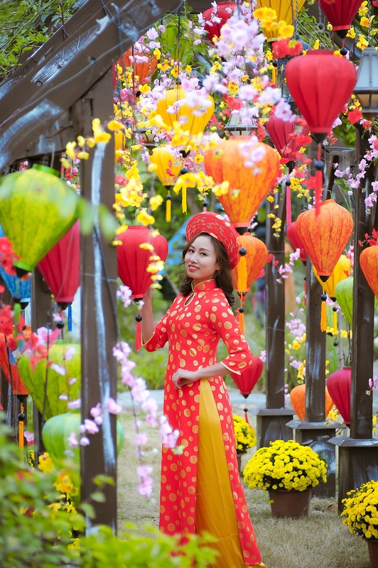 Cô gái, áo dài đỏ, chợ tết, không khí tết, dạo phố tết, truyền thống, the girl, red ao dai, at the Tet market, Tet atmosphere, strolling through Tet streets, tradition. - PillyNG 2