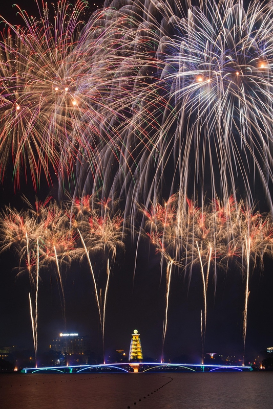 Pháo hoa, phát sáng, chúc mừng năm mới, không khí năm mới, fireworks, bright, Happy New Year, New Year atmosphere - VietFotos 2