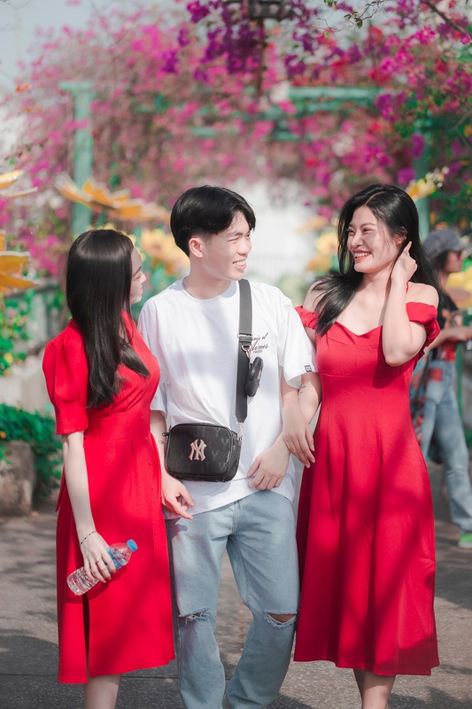 Áo dài đỏ, bạn bè , không khí tết, dạo phố tết, truyền thống, red ao dai, friend, Tet atmosphere, strolling through Tet streets, tradition. - PillyNG 2